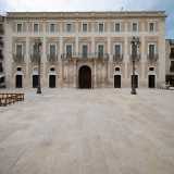 Palazzo Roberti svetta sulla centrale piazza XX Settembre di Mola di Bari
